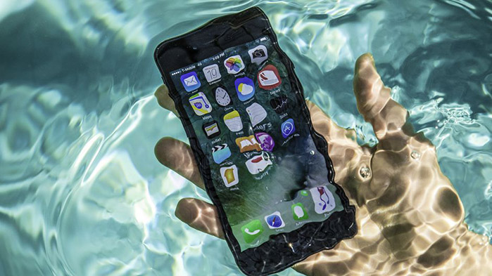 Cosa fare se il tuo iPhone è caduto in mare?