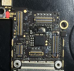 Una scheda logica di iPhone 5S con gravi danni da liquido