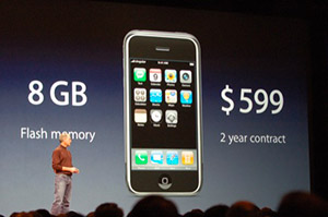 Steve Jobs alla presentazione del primo iPhone, nel 2007